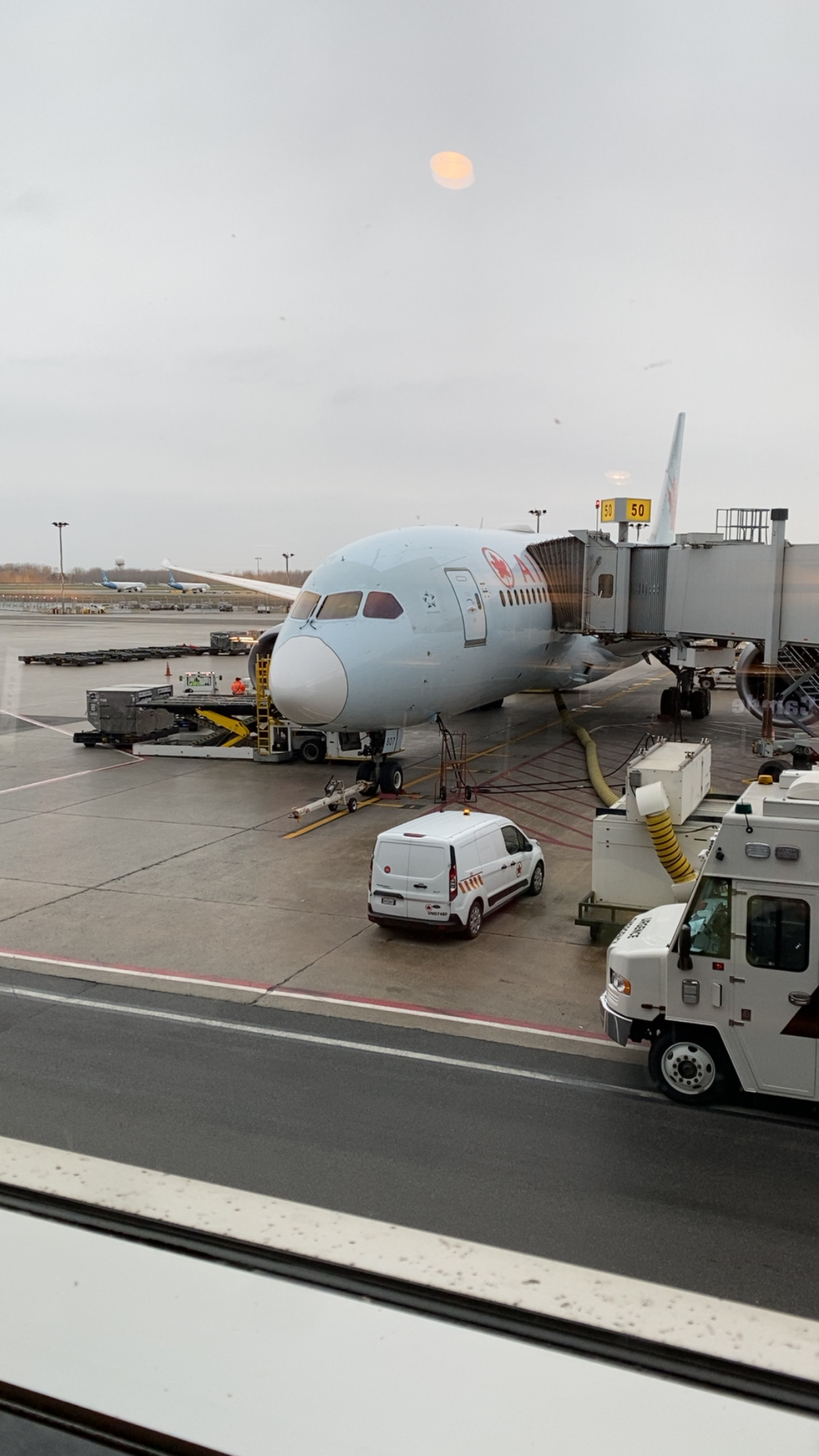 Air Canada 777 economy class review: Montreal Pierre Elliott Trudeau to Toronto Pearson International by Antoine Laplante